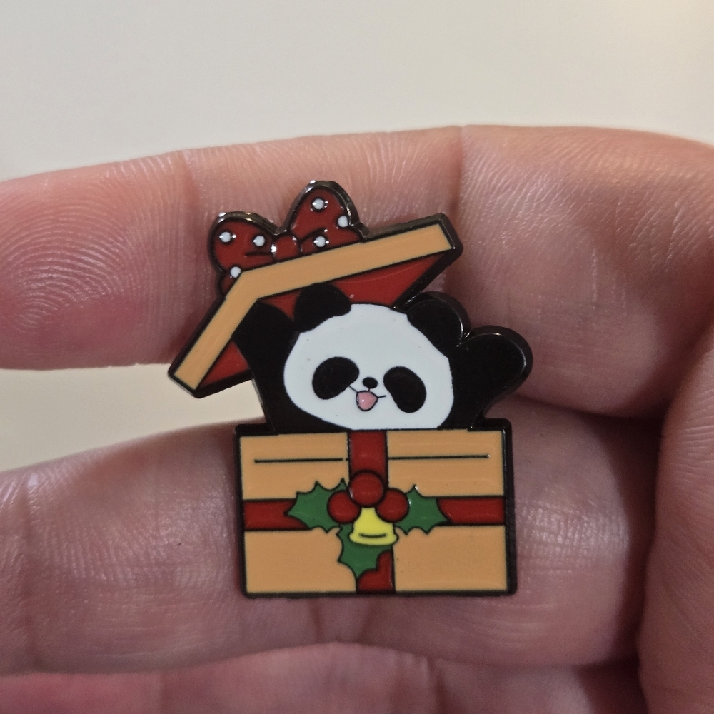 🍒🍒 Cute Panda in Gift Box Enamel Pin